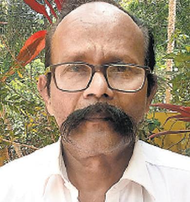 படித்தது ஆங்கிலம்; பிடித்தது தமிழ்: வீடுதோறும் தமிழ் பரப்பும் முன்னாள் அரசுப் பணியாளர்