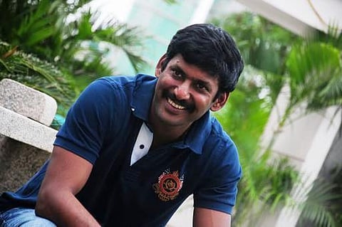 கார் மோதி இறந்த ஆட்டோ டிரைவர் மகளின் கல்விச் செலவை ஏற்றார் விஷால்