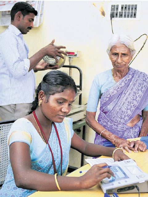 ரேஷன் கடைகளில் வங்கிச் சேவை: மத்திய அரசு பரிசீலனை