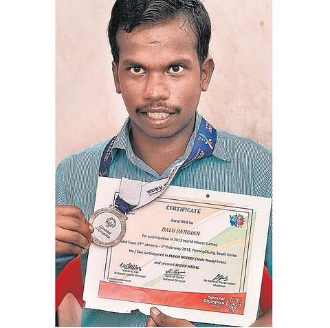 சிறப்பு ஒலிம்பிக் போட்டியில் வெள்ளிப் பதக்கம்: 3 ஆண்டுகளாக அரசின் ஊக்கத் தொகை கிடைக்காமல் மதுரை வீரர் தவிப்பு