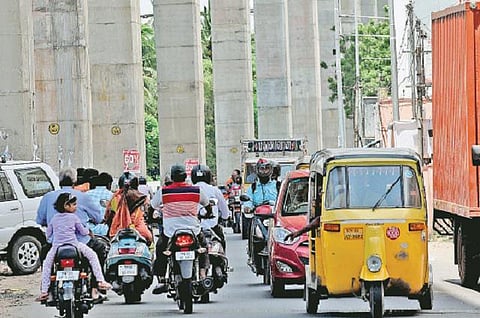 ஆலந்தூர் - பரங்கிமலை இடையே குறுகிய சாலையால் நெரிசல்