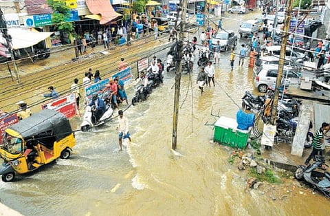 தொடர்ந்து 4-வது நாளாக கனமழை: வெள்ளத்தால் ஆந்திராவில் 11 பேர் உயிரிழப்பு