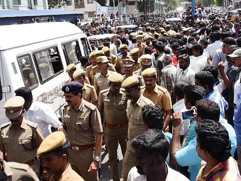 கோவையில் கலவரத்தில் ஈடுபட்ட 350 பேர் கைது: போலீஸ் கொடி அணிவகுப்பு - அமைதி திரும்புகிறது