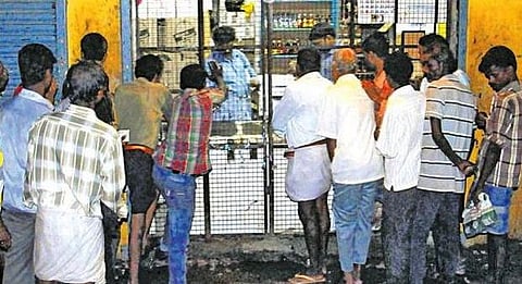 வழிபாட்டுத் தலங்கள், பள்ளிகள் அருகில் 900 மதுபானக் கடைகள்: உயர் நீதிமன்றத்தில் டாஸ்மாக் தகவல்