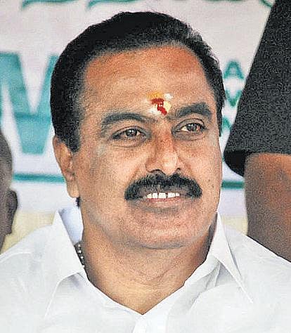 அமைச்சராக இருந்தவர் கவுன்சிலர் பதவிக்கு போட்டி
