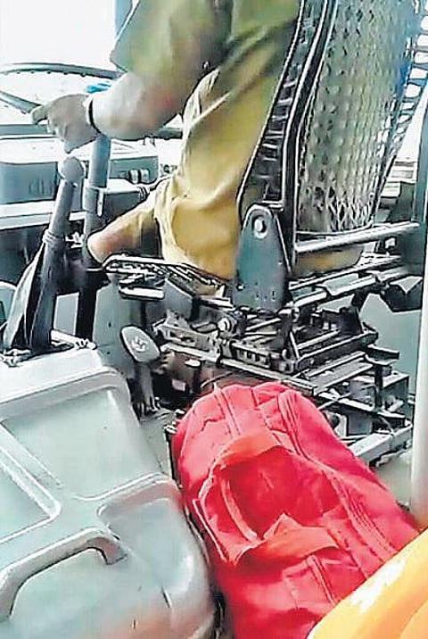 அலட்சியத்துடன் பேருந்தை இயக்கிய ஓட்டுநர்: அச்சத்தில் ஆழ்ந்த பயணிகள்