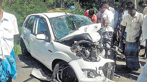 மேலூர் அருகே பரிதாபம்: டயர் வெடித்து கார்கள் மோதியதில் குழந்தை உட்பட 4 பேர் பலி
