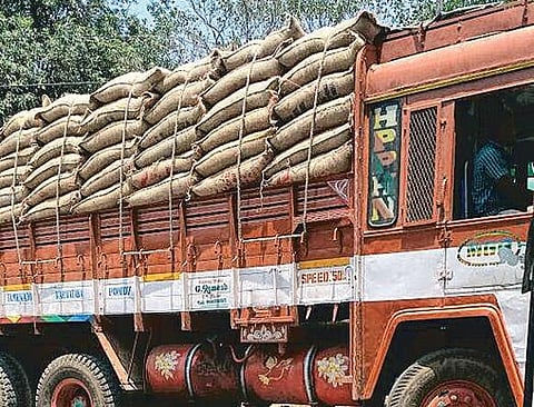 கர்நாடகாவுக்கு சரக்கு புக்கிங் காலவரையின்றி நிறுத்த முடிவு