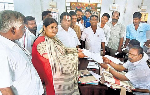 அதிமுக வேட்பாளராக காஞ்சி நகராட்சி வார்டுக்கு சங்கரராமன் மகள் போட்டி