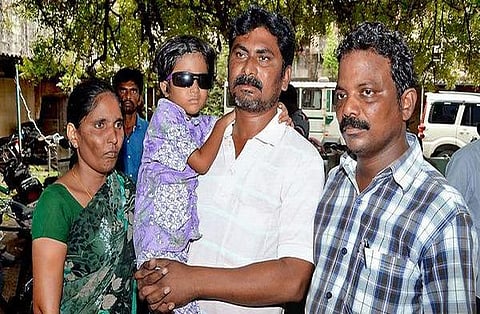 வீட்டுப்பாடம் செய்யாததால் பேனாவில் கண்ணை குத்திய ஆசிரியர்: ஆந்திராவில் தலித் சிறுமி பார்வை இழக்கும் அபாயம்