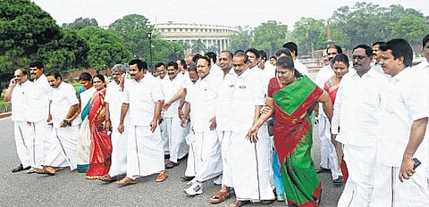 காவிரி மேலாண்மை வாரியம் அமைவதை எதிர்க்க கூடாது: மத்திய அரசு மனுவை திரும்பப் பெற வேண்டும்- பிரதமர் அலுவலகத்தில் அதிமுக எம்.பி.க்கள் மனு