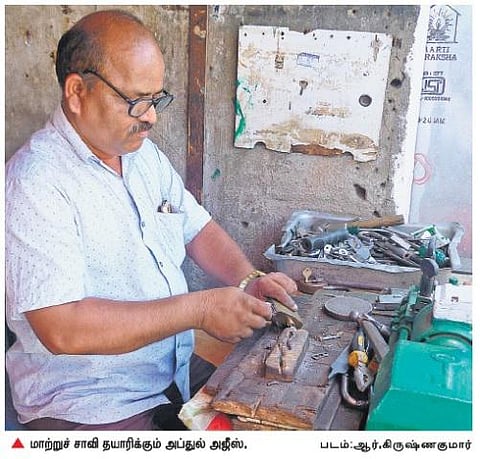 பணியில் நேர்மையே மூலதனம்: 32 ஆண்டுகளில் 20 ஆயிரம் மாற்றுச் சாவிகள்- அசத்தும் கோவை தொழிலாளி