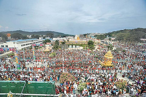 திருமலையில் ஹனுமந்த வாகனத்தில் மலையப்ப சுவாமி பவனி