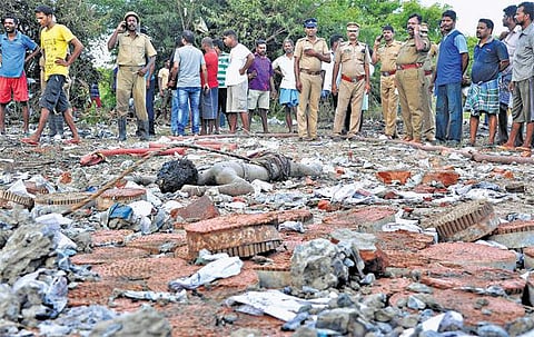 வானூர் அருகே பட்டாசு தொழிற்சாலை தரைமட்டம்: வெடி விபத்தில் 5 பேர் பலி; 10 பேர் காயம்