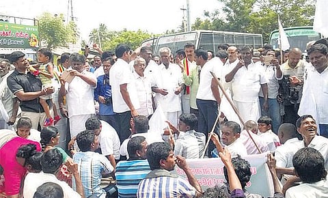 மணல் குவாரியை முற்றுகையிட முயற்சி: மறியலில் ஈடுபட்ட நல்லகண்ணு உட்பட 340 பேர் கைது