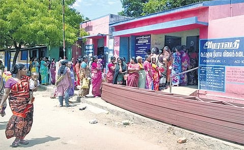 ரேஷன் கடையில் பொருட்கள் கிடைக்கவில்லையா?- புகார் தெரிவிக்க செல்போன் எண்கள் அறிவிப்பு