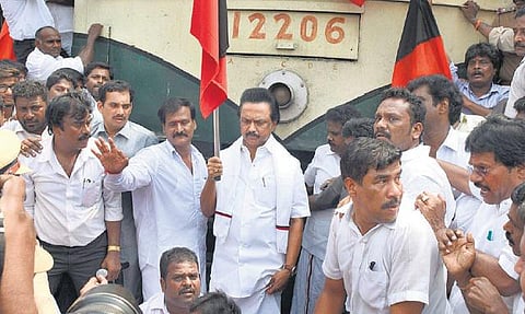 காவிரி பிரச்சினையில் மத்திய அரசைக் கண்டித்து ரயில் மறியல்: தமிழகம் முழுவதும் 30 ஆயிரம் பேர் கைது-டெல்டா மாவட்டங்களில் ரயில்கள் ரத்து