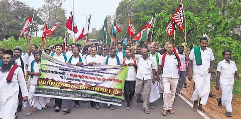 கர்நாடகாவுக்கு மின்சாரம் அனுப்ப எதிர்ப்பு: என்எல்சி அலுவலகத்தை முற்றுகையிட முயற்சி- விவசாயிகள், தொழிலாளர்கள் கைது