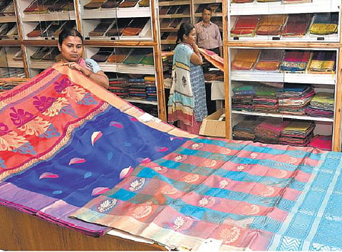 30 ஆண்டுகளுக்குப் பிறகு 32 பட்டு டிசைன்கள் பாரம்பரியத்தை மீட்டெடுக்கும் கோ-ஆப்டெக்ஸ்: சில மாதங்களிலேயே ரூ.80 லட்சத்துக்கு விற்பனை