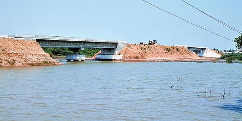 பக்கிங்காம் கால்வாயில் 9 ஆண்டாக நடைபெறும் மேம்பால பணி: 2017 மார்ச்சுக்குள் நிறைவடையும் என அரசு விளக்கம்