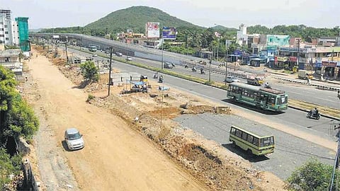 தமிழகத்தில் முதன் முறையாக வண்டலூரில் 6 வழிப்பாதை உயர்நிலை மேம்பாலம்: ரூ.55 கோடியில் அமைக்கப்படுகிறது; 2018-ல் பயன்பாட்டுக்கு வரும்