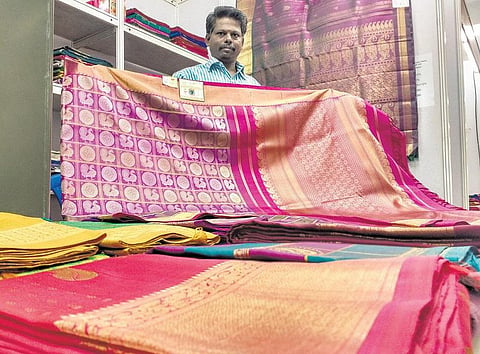 காஞ்சிபுரத்தில் பட்டு கூட்டுறவு சங்கங்களின் கைத்தறி பட்டுச்சேலை கண்காட்சி விற்பனை: தீபாவளியை முன்னிட்டு 55% தள்ளுபடி