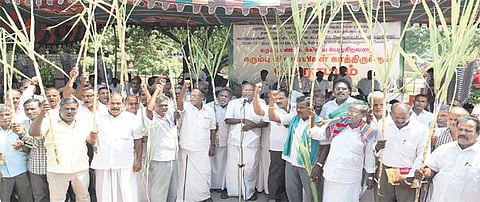 சர்க்கரை ஆலைகள்: ரூ.2 ஆயிரம் கோடி பண பாக்கியை வழங்கக்கோரி விவசாயிகள் காத்திருப்பு போராட்டம்
