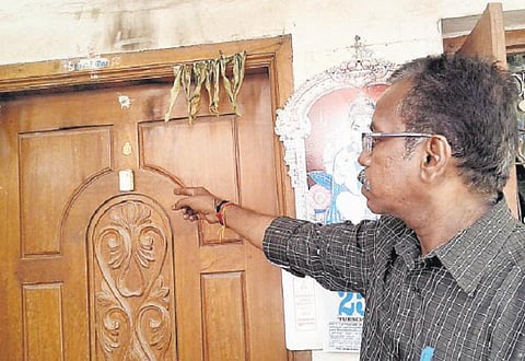 மதுரையில் அதிமுக பிரமுகரின் வீடு மீது பெட்ரோல் குண்டு வீச்சு: போலீஸார் விசாரணை