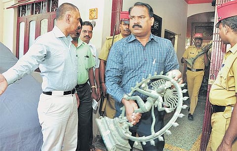 தமிழகத்தில் கடத்தப்படும் சிலைகள் புதுச்சேரி வழியாக வெளிநாடுகளுக்கு விற்பனை: ‘கலைக்கூடம்’ என்ற பெயரில் சர்வதேச அளவில் கடத்தல் சந்தை