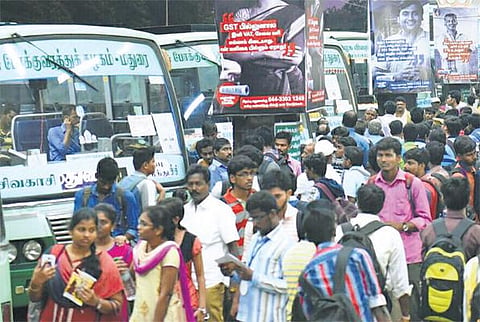 களைகட்டியது தீபாவளி கொண்டாட்டம்: பேருந்து, ரயில்களில் அலைமோதிய கூட்டம் - ஆம்னி பேருந்துகளுக்கு அதிகாரிகள் எச்சரிக்கை
