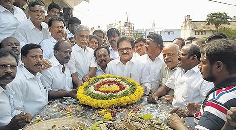 மருது சகோதரர்கள் குருபூஜை: நினைவிடத்தில் அரசியல் கட்சித் தலைவர்கள் மரியாதை