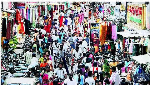 தீபாவளி பொருட்கள் வாங்க கடைவீதிகளில் அலைமோதிய மக்கள்