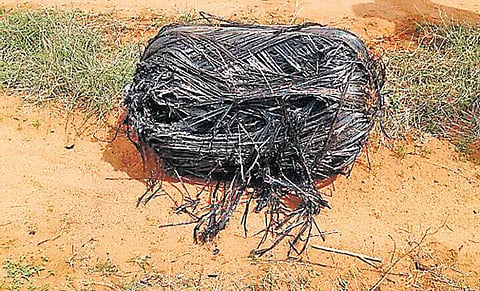 ஒட்டன்சத்திரம், கரூர் அருகே வானில் இருந்து விழுந்த மர்மப் பொருள்