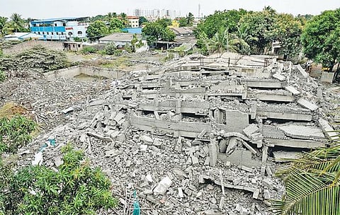 11 மாடி கட்டிடம் இடிக்கப்பட்டதால் மக்கள் நிம்மதி: இயல்பு நிலைக்கு திரும்பியது மவுலிவாக்கம் - வீடுகளை இழந்தவர்கள் இழப்பீட்டுக்கு காத்திருப்பு