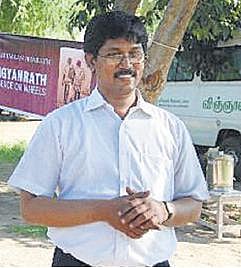 இலவச செயல்முறை வகுப்பு நடத்தி அரசுப் பள்ளி மாணவ, மாணவிகளிடம் அறிவியல் ஆர்வத்தை தூண்டும் பணி