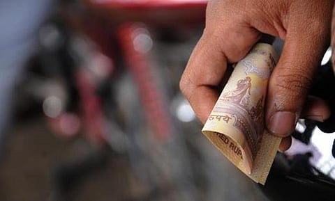 ரூ.500, ரூ.1000 நடவடிக்கை - அத்தியாவசிய பொருட்களுக்கு நாடு முழுதும் அல்லாடும் மக்கள்