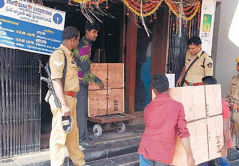புதிய ரூபாய் நோட்டுகளை மாற்றிக்கொள்ள வசதியாக சனி, ஞாயிற்றுக்கிழமையும் வங்கிகள் செயல்படும்