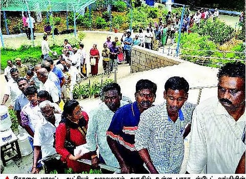 அங்காடியில் பூக்கள் வீணாகிவிட்டன உணவு, மருந்து வாங்க பணம் இல்லை: ஏடிஎம் மையங்கள் செயல்படாததால் கோவை மக்கள் புலம்பல்