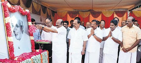 ஜவஹர்லால் நேரு படத்துக்கு அமைச்சர்கள் மரியாதை