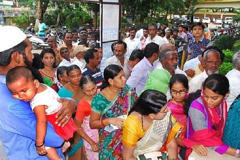 மத்திய அரசின் ரூபாய் நோட்டு நடவடிக்கைக்கு தடை விதிக்க உச்ச நீதிமன்றம் மறுப்பு