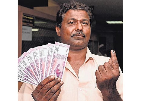 கை விரலில் மை வைக்கும் பணி தொடங்கியது