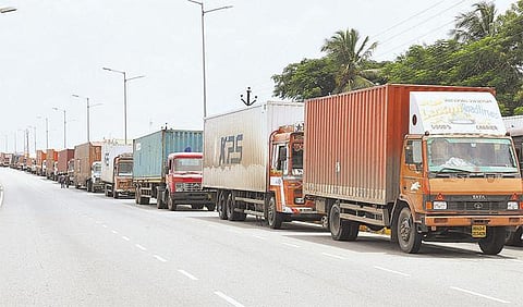 500, 1,000 ரூபாய் நோட்டு விவகாரத்தால் தமிழக லாரிகள் வெளிமாநிலங்களில் நிறுத்தம்