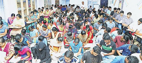 இளைஞர்களின் ஐஏஎஸ் கனவுக்கு வழிகாட்டும் அரசு கல்லூரி பேராசிரியர்: இதுவரை 73 பேர் ஐஏஎஸ், ஐபிஎஸ் அதிகாரிகளாகி உள்ளனர்