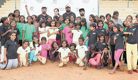 ஆடுகளத்தை உருவாக்கித் தரும் இளைஞர்கள்!