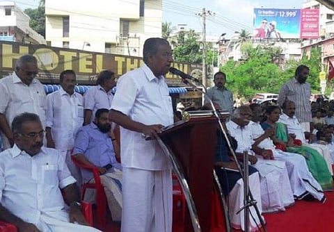 கூட்டுறவு வங்கிகள் முடக்கம்: நோட்டு உத்திக்கு எதிராக கேரள முதல்வர், அமைச்சர்கள் தர்ணா