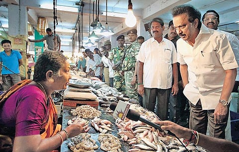 வங்கிகளில் ரூபாய் நோட்டுகளை மாற்றுவதற்காக காத்திருக்கும் மக்களை நேரில் சந்தித்து குறைகளைக் கேட்ட மு.க.ஸ்டாலின்