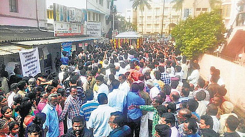 ரூ.20-க்கு மருத்துவம் பார்த்த மக்களின் மருத்துவர்: இறுதி ஊர்வலத்தில் ஆயிரக்கணக்கானோர் பங்கேற்பு