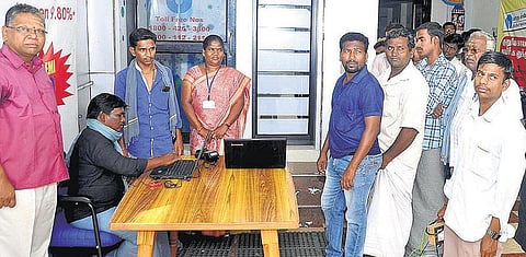 கும்பகோணம் பகுதியில் மைக்ரோ ஏடிஎம் மூலம் மக்களுக்கு பணம் விநியோகம்: விடுமுறை நாளிலும் பாரத ஸ்டேட் வங்கி ஏற்பாடு