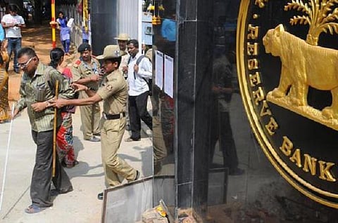 நாடு முழுவதும் பணத் தட்டுப்பாடு நீடிப்பதால் வீடு, கார், விவசாயக் கடன் தவணை திரும்ப செலுத்த 2 மாதம் அவகாசம்: ரிசர்வ் வங்கி அறிவிப்பு
