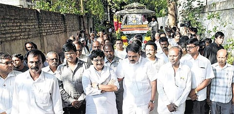 பாலமுரளி கிருஷ்ணா உடல் தகனம்: இறுதி ஊர்வலத்தில் ஏராளமானோர் பங்கேற்பு